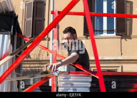 Künstlers Clemens Behr (Deutschland) in Piazza del Gazometro in Rom, Italien, bereitet seine Installation für das Projekt Ostiense Bezirk Stockfoto