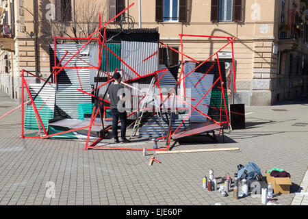 Künstlers Clemens Behr (Deutschland) in Piazza del Gazometro in Rom, Italien, bereitet seine Installation für das Projekt Ostiense Bezirk Stockfoto