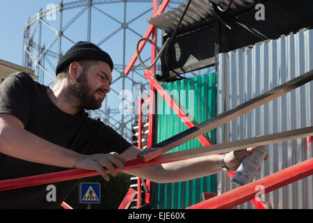 Künstlers Clemens Behr (Deutschland) in Piazza del Gazometro in Rom, Italien, bereitet seine Installation für das Projekt Ostiense Bezirk Stockfoto