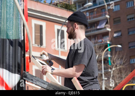 Künstlers Clemens Behr (Deutschland) in Piazza del Gazometro in Rom, Italien, bereitet seine Installation für das Projekt Ostiense Bezirk Stockfoto