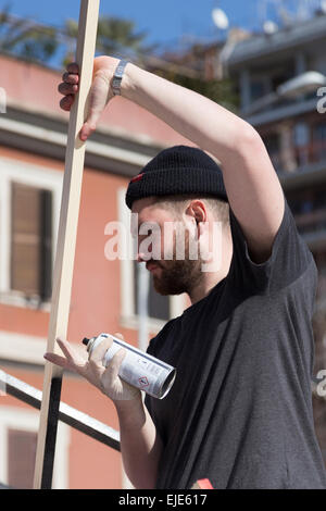 Künstlers Clemens Behr (Deutschland) in Piazza del Gazometro in Rom, Italien, bereitet seine Installation für das Projekt Ostiense Bezirk Stockfoto