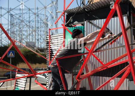 Künstlers Clemens Behr (Deutschland) in Piazza del Gazometro in Rom, Italien, bereitet seine Installation für das Projekt Ostiense Bezirk Stockfoto