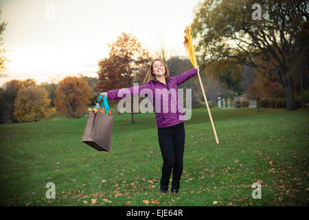 Junge Frau in schönen Herbst Park Konzept Herbst Stockfoto