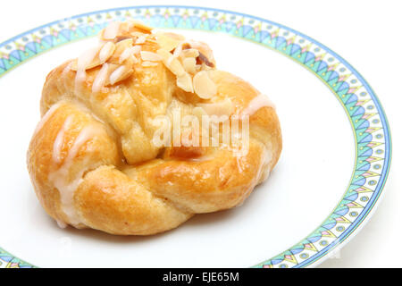 Mandel-Croissant auf Teller Stockfoto