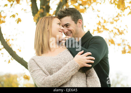 Junge Brautpaar in Herbstsaison Stockfoto