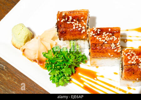 Unagi Sushi, Rollen von Frischkäse und Avocado in garniert mit geräucherten Aal Stockfoto