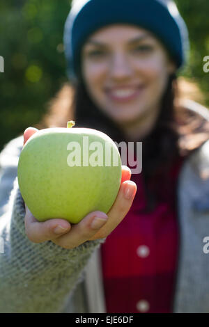 Eine Frau hält einen reif, frisch gepflückten Apfel auf einer Farm in New York. Stockfoto