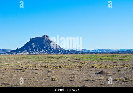 Fabrik Butte, eine massive Butte erhebt sich über der Wüste in Utah, in der Nähe von Hanksville, in den Vereinigten Staaten. Stockfoto