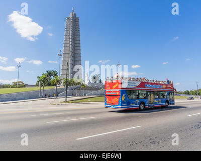 Touristen auf einem Doppeldecker-Bus passieren das José-Martí-Denkmal in Platz der Revolution. Stockfoto