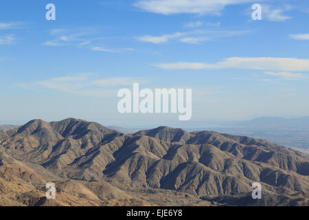 Ein Foto von Keys View in Joshua Tree Nationalpark in Kalifornien. Ein Joshua Baum ist tatsächlich eine Yucca, die wie ein Baum wächst. Stockfoto