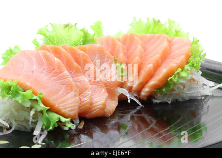 Vorspeise Lachs-Sashimi auf schwarz Schüssel mit Reflexion Stockfoto