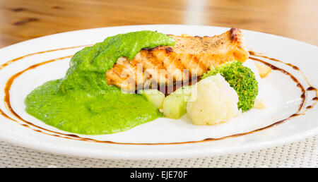 Gegrilltes Lachssteak mit Pesto-sauce Stockfoto