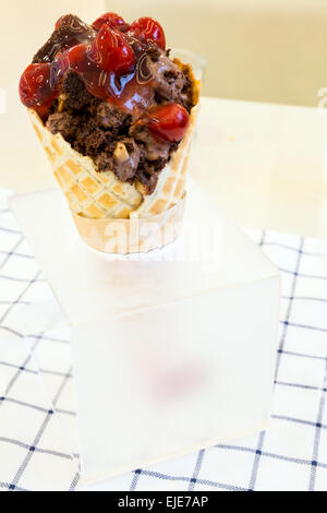 Eisbecher mit Waffelhörnchen Stockfoto