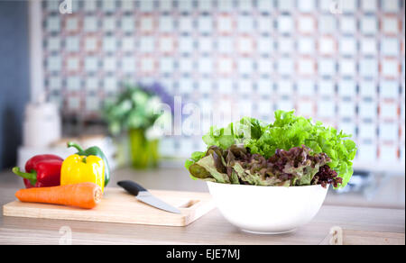 Vorbereitung der grünen Salat in der heimischen Küche Stockfoto