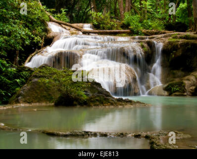 Erawan Wasserfall-Wasserfall im tropischen Wald, Erawan National Park, Thailand Stockfoto