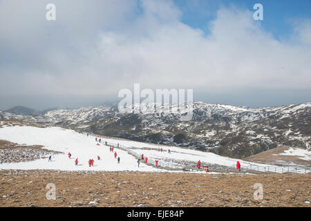 Viele Touristen spielen Schnee im Tal des blauen Mondes im Shangri-La, Yunnan Provinz, China. Stockfoto