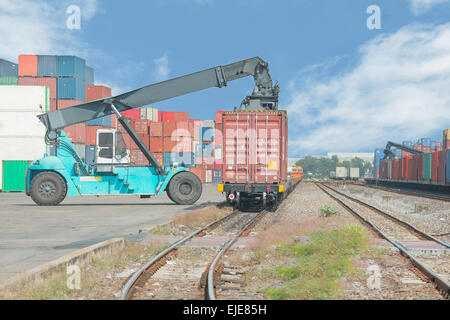 Gabelstapler, Umgang mit Box Containerbeladung, Güterzug Stockfoto