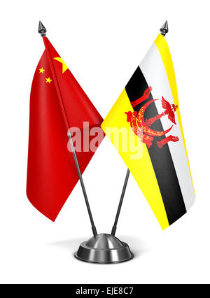 China und Brunei - Miniatur-Flags, Isolated on White Background. Stockfoto