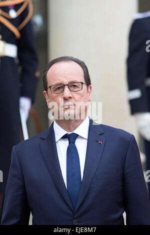 Paris, Frankreich. 24. März 2015. Französische Präsident Francois Hollande hört eine Rede im Elysee Präsidentenpalast nach einem Treffen mit dem spanischen Königspaar. © Nicolas Kovarik/Pacific Press/Alamy Live-Nachrichten Stockfoto