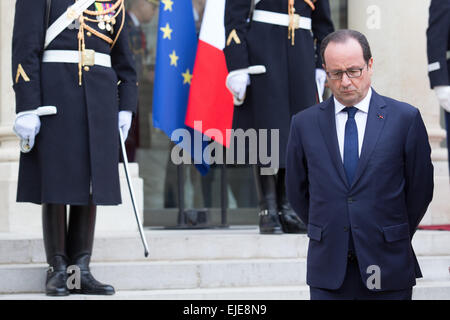 Paris, Frankreich. 24. März 2015. Französische Präsident Francois Hollande hört eine Rede im Elysee Präsidentenpalast nach einem Treffen mit dem spanischen Königspaar. © Nicolas Kovarik/Pacific Press/Alamy Live-Nachrichten Stockfoto