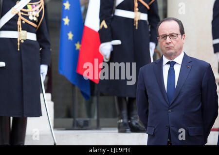 Paris, Frankreich. 24. März 2015. Französische Präsident Francois Hollande hört eine Rede im Elysee Präsidentenpalast nach einem Treffen mit dem spanischen Königspaar. © Nicolas Kovarik/Pacific Press/Alamy Live-Nachrichten Stockfoto