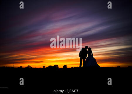 Braut und Bräutigam bei Sonnenuntergang Stockfoto