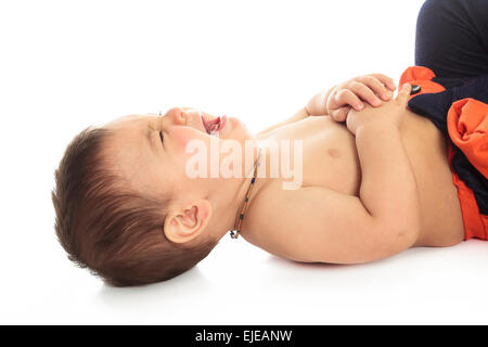 Ein Baby ist auf einem weißen Hintergrund sehr traurig und beginnt zu weinen. Stockfoto