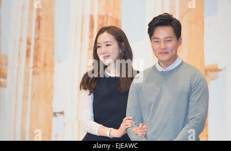 Choi Ji-Woo und Seo-Jin Lee, 24. März 2015: südkoreanische Schauspielerin Choi Ji-woo (L) und Schauspieler Lee Seo-Jin, während einer Pressekonferenz für den TvN-Reality-Show, "Opas über Blumen in Griechenland" in Seoul, Südkorea darstellen. © Lee Jae-Won/AFLO/Alamy Live-Nachrichten Stockfoto