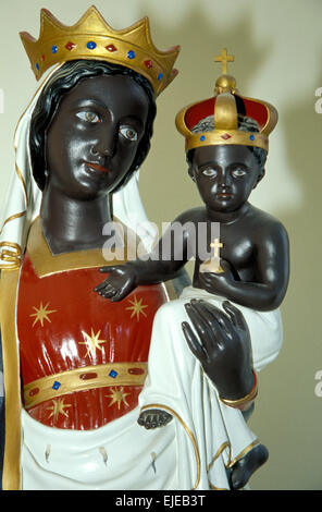 Statue der schwarzen Madonna mit schwarzen Baby Jesus Christus am Plougastel in Frankreich Stockfoto