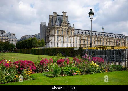 Die bunten Gärten im großen Park außerhalb der Kunst Louvre in Paris, Frankreich-pop mit Farbe im Frühherbst. Stockfoto