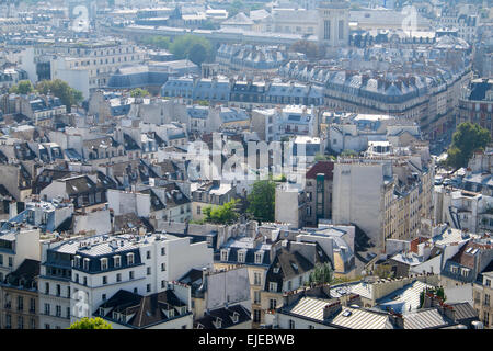 Von oben gesehen, erstrecken unverwechselbaren Dächer von Paris sich die großartige Stadt. Stockfoto