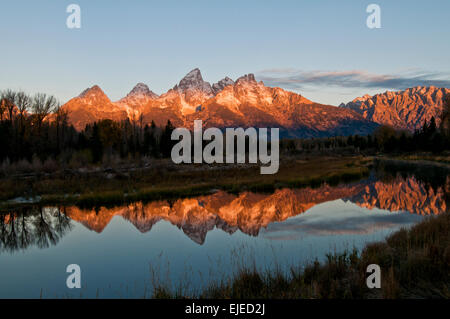 Teton Mountains in einen Herbst Sonnenaufgang spiegelt sich im Teich in der Nähe von Schwabachers Landung im Grand-Teton-Nationalpark, Wyoming Stockfoto