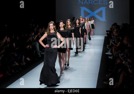 Toronto, Kanada. 24. März 2015. Modelle zeigen Kreationen der Herbstkollektion 2015 Narces während der World MasterCard Toronto Fashion Week fallen 2015 bei David Pecaut Square in Toronto, Kanada, 24. März 2015. Bildnachweis: Zou Zheng/Xinhua/Alamy Live-Nachrichten Stockfoto