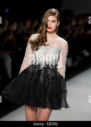 Toronto, Kanada. 24. März 2015. Ein Modell stellt eine Schöpfung des Narces Herbst 2015 Kollektion während der World MasterCard Toronto Fashion Week fallen 2015 bei David Pecaut Square in Toronto, Kanada, 24. März 2015. Bildnachweis: Zou Zheng/Xinhua/Alamy Live-Nachrichten Stockfoto