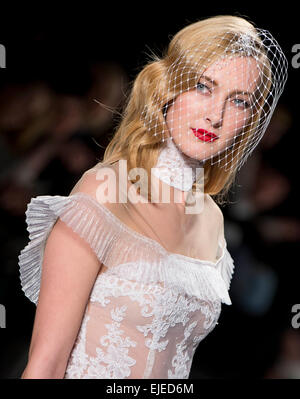 Toronto, Kanada. 24. März 2015. Ein Modell stellt eine Schöpfung des Narces Herbst 2015 Kollektion während der World MasterCard Toronto Fashion Week fallen 2015 bei David Pecaut Square in Toronto, Kanada, 24. März 2015. Bildnachweis: Zou Zheng/Xinhua/Alamy Live-Nachrichten Stockfoto