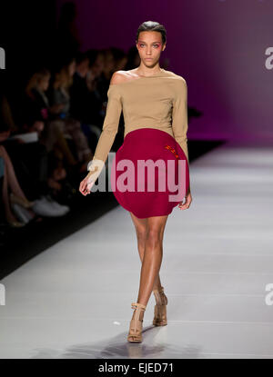 Toronto, Kanada. 24. März 2015. Ein Modell stellt eine Schöpfung des Vawk Herbst 2015 Kollektion während der World MasterCard Toronto Fashion Week fallen 2015 bei David Pecaut Square in Toronto, Kanada, 24. März 2015. Bildnachweis: Zou Zheng/Xinhua/Alamy Live-Nachrichten Stockfoto