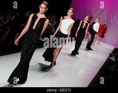 Toronto, Kanada. 24. März 2015. Modelle zeigen Kreationen der Herbstkollektion 2015 Vawk während der World MasterCard Toronto Fashion Week fallen 2015 bei David Pecaut Square in Toronto, Kanada, 24. März 2015. Bildnachweis: Zou Zheng/Xinhua/Alamy Live-Nachrichten Stockfoto