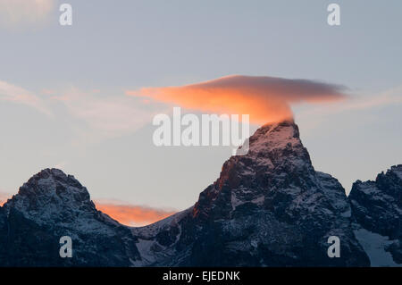 Linsenförmige Wolke bei Sonnenuntergang über Grand Teton Peak im Grand-Teton-Nationalpark, Wyoming Stockfoto