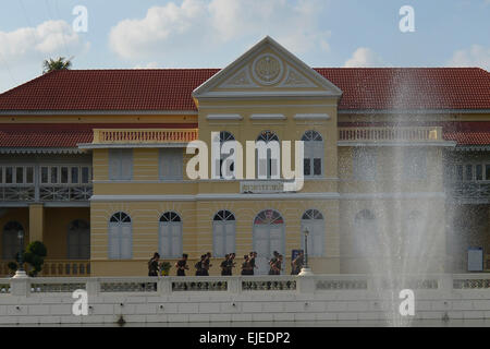 Soldaten, die Joggen an der Bang Pa-In Sommerpalast, Ayutthaya, Thailand Stockfoto