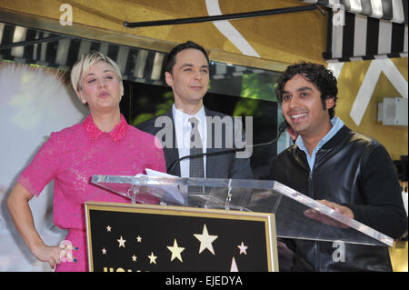 LOS ANGELES, CA - 29. Oktober 2014: Schauspielerin Kaley Cuoco mit ihr Co stars aus The Big Bang Theory - Jim Parsons & Kunal Nayyar - auf dem Hollywood Boulevard, wo sie mit dem 2,532nd Stern auf dem Hollywood Walk of Fame geehrt wurde. Stockfoto