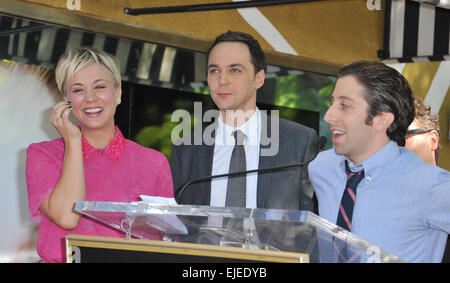 LOS ANGELES, CA - 29. Oktober 2014: Schauspielerin Kaley Cuoco mit ihr Co stars aus The Big Bang Theory - Jim Parsons & Simon Helberg - auf dem Hollywood Boulevard, wo sie mit dem 2,532nd Stern auf dem Hollywood Walk of Fame geehrt wurde. Stockfoto