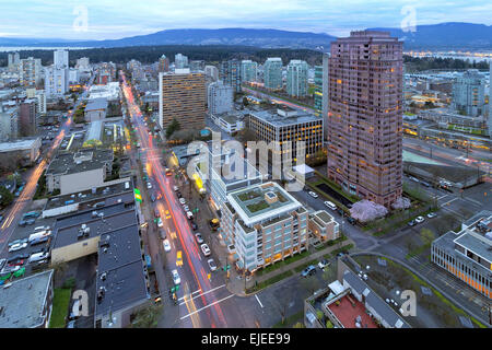 Vancouver British Columbia Kanada Stadtbild mit Robson Street Light Trails und Blick auf den Stanley Park in der Abenddämmerung Stockfoto