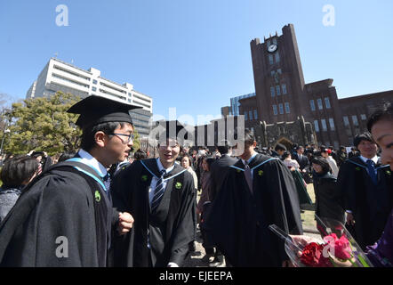 Tokio, Japan. 25. März 2015. Etwa 3.000 Absolventen der University of Tokyo, Japan die meisten Prestegious Institution, erhalten ihre Diplome an einer Abschlussfeier seiner Yasuda Auditorium auf Tokios Hongo-Campus am Mittwoch, 25. März 2015. Ein Großteil der Absolventen Seekng ihre Karriere im öffentlichen Dienst leitet Kasumigaseki, wo die japanische Regierungsministerien und Agenturen konzentriert sind. © Natsuki Sakai/AFLO/Alamy Live-Nachrichten Stockfoto