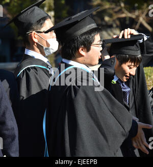 Tokio, Japan. 25. März 2015. Etwa 3.000 Absolventen der University of Tokyo, Japan die meisten Prestegious Institution, erhalten ihre Diplome an einer Abschlussfeier seiner Yasuda Auditorium auf Tokios Hongo-Campus am Mittwoch, 25. März 2015. Ein Großteil der Absolventen Seekng ihre Karriere im öffentlichen Dienst leitet Kasumigaseki, wo die japanische Regierungsministerien und Agenturen konzentriert sind. © Natsuki Sakai/AFLO/Alamy Live-Nachrichten Stockfoto