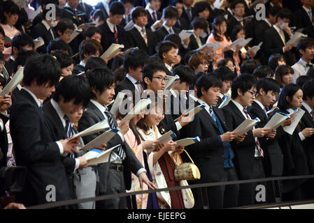 Tokio, Japan. 25. März 2015. Etwa 3.000 Absolventen der University of Tokyo, Japan die meisten Prestegious Institution, erhalten ihre Diplome an einer Abschlussfeier seiner Yasuda Auditorium auf Tokios Hongo-Campus am Mittwoch, 25. März 2015. Ein Großteil der Absolventen Seekng ihre Karriere im öffentlichen Dienst leitet Kasumigaseki, wo die japanische Regierungsministerien und Agenturen konzentriert sind. © Natsuki Sakai/AFLO/Alamy Live-Nachrichten Stockfoto