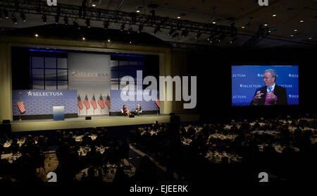 Maryland, USA. 24. März 2015. Google Vorstandsvorsitzender Eric Schmidt spricht während einer Plenarsitzung über "Training Ihre qualifizierte Arbeitskräfte" in der SelectUSA Investment Summit am National Harbor, Maryland, USA, 24. März 2015. Google-CEO Eric Schmidt sagte am Dienstag, Smartphone und Breitbandnetze sind gute Investitionsziele in den nächsten fünf bis zehn Jahren. Bildnachweis: Bao Dandan/Xinhua/Alamy Live-Nachrichten Stockfoto