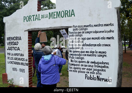 Tucuman, Argentinien. 24. März 2015. Menschen nehmen Teil an einer Demonstration zum 39. Jahrestag des Putsches von 1976, in Salta, Argentinien, am 24. März 2015 statt. Ehemalige argentinische Militärherrscher Jorge Rafael Videla, übernahm die Macht in der Coup von 1976 und regierte bis 1981, gefoltert und ermordet linksgerichteten Aktivisten in geheime Haftanstalten. Er war in 2010 zu lebenslanger Haft verurteilt dienen nach der Verbrechen gegen die Menschlichkeit verurteilt wird inhaftiert und starb im Jahr 2013 im Gefängnis. © Julio Pantoja/TELAM/Xinhua/Alamy Live-Nachrichten Stockfoto