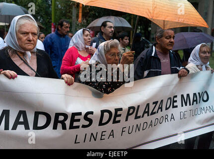 (150325)--TUCUMAN, 25. März 2015 (Xinhua)--Mitglieder der Madres de Plaza de Mayo Gründung Linie Organisation nehmen Sie Teil an einer Demonstration zum 39. Jahrestag des Putsches von 1976, in San Miguel De Tucuman, Provinz Tucuman, Argentinien, am 24. März 2015 statt. Ehemalige argentinische Militärherrscher Jorge Rafael Videla, übernahm die Macht in der Coup von 1976 und regierte bis 1981, gefoltert und ermordet linksgerichteten Aktivisten in geheime Haftanstalten. Er war in 2010 zu lebenslanger Haft verurteilt dienen nach der Verbrechen gegen die Menschlichkeit verurteilt wird inhaftiert und starb im Jahr 2013 im Gefängnis. (Xinhua/Julio Pantoja Stockfoto