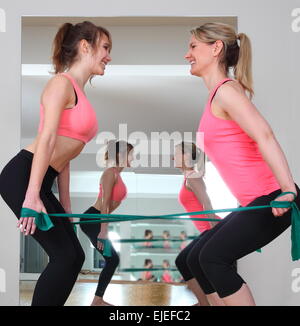 Zwei Frau Übung zusammen mit Fitnessbänder Stockfoto