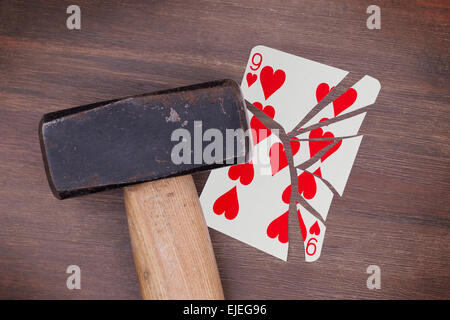 Hammer mit einer gebrochenen Karte, Vintage-Look, neun Herzen Stockfoto